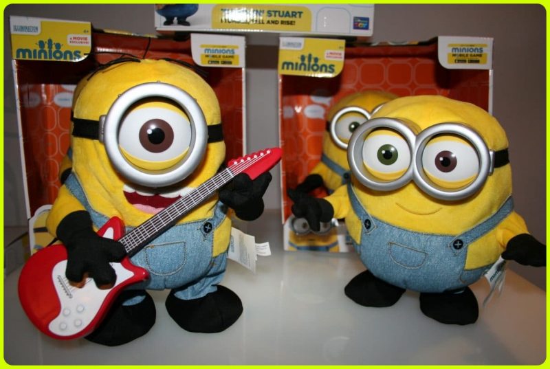 foto boneka minion bermain gitar